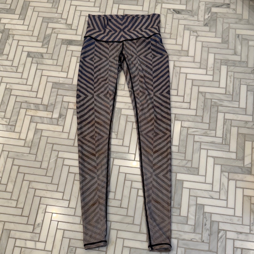 Geometric Patterned workout leggings-NWOT